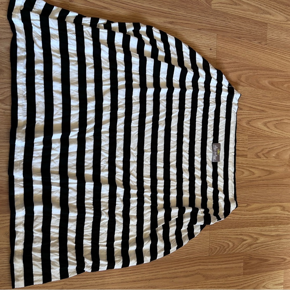 Itzy Ritzy Black and White Nursing Cover